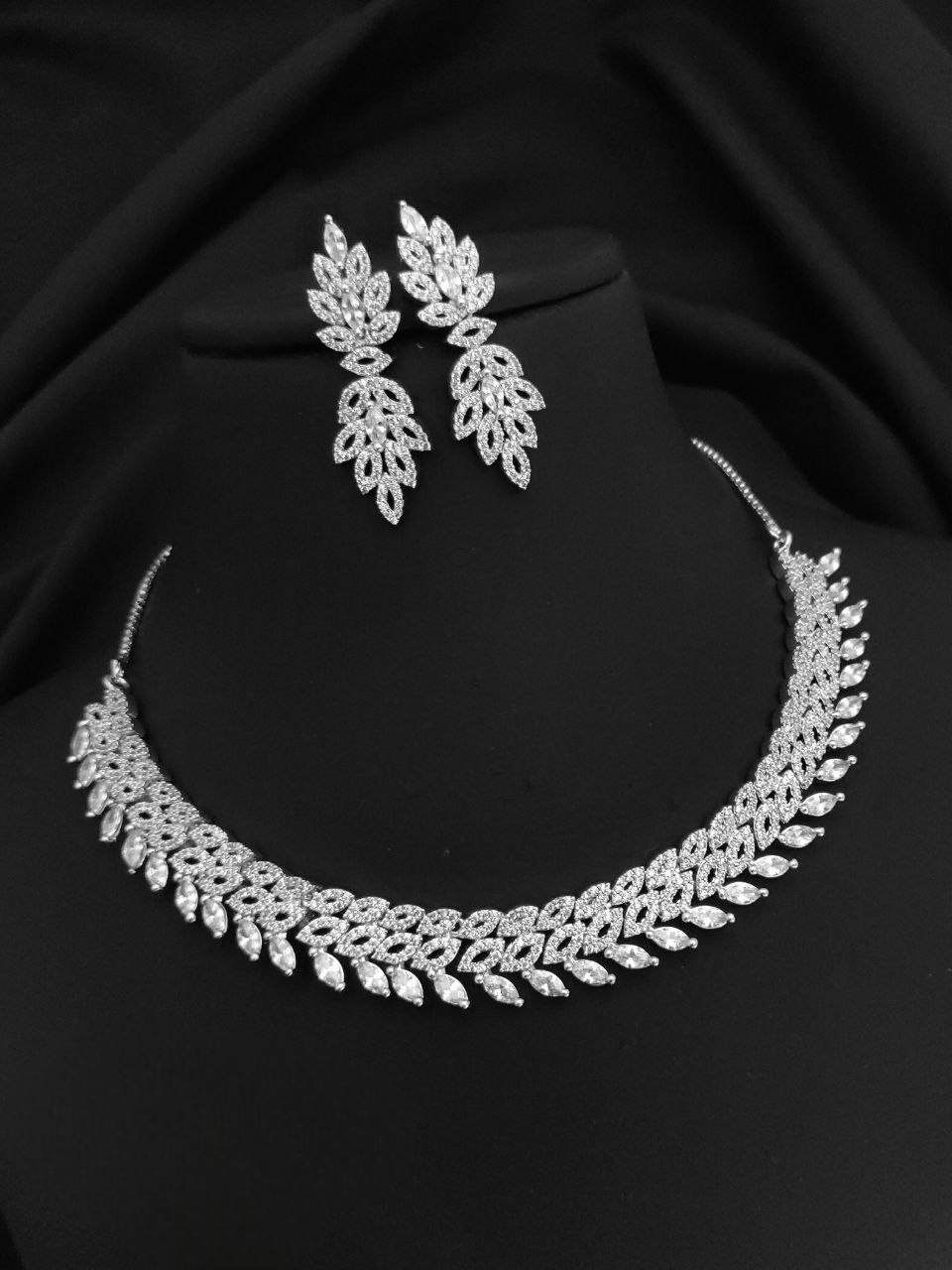 Shimmering Leaf Necklace Set