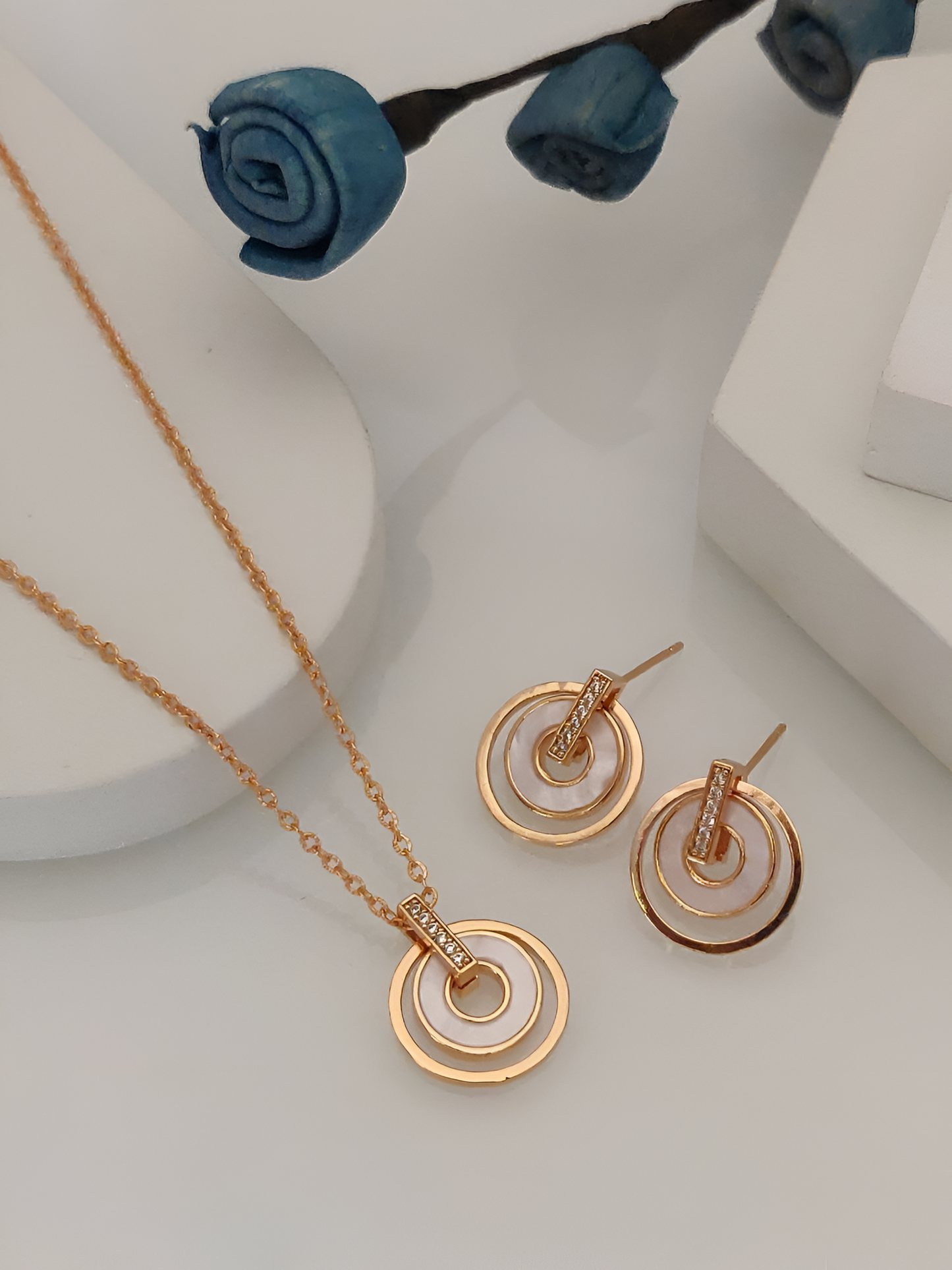 Mother Of Pal Designer Rose Gold Pendant Set