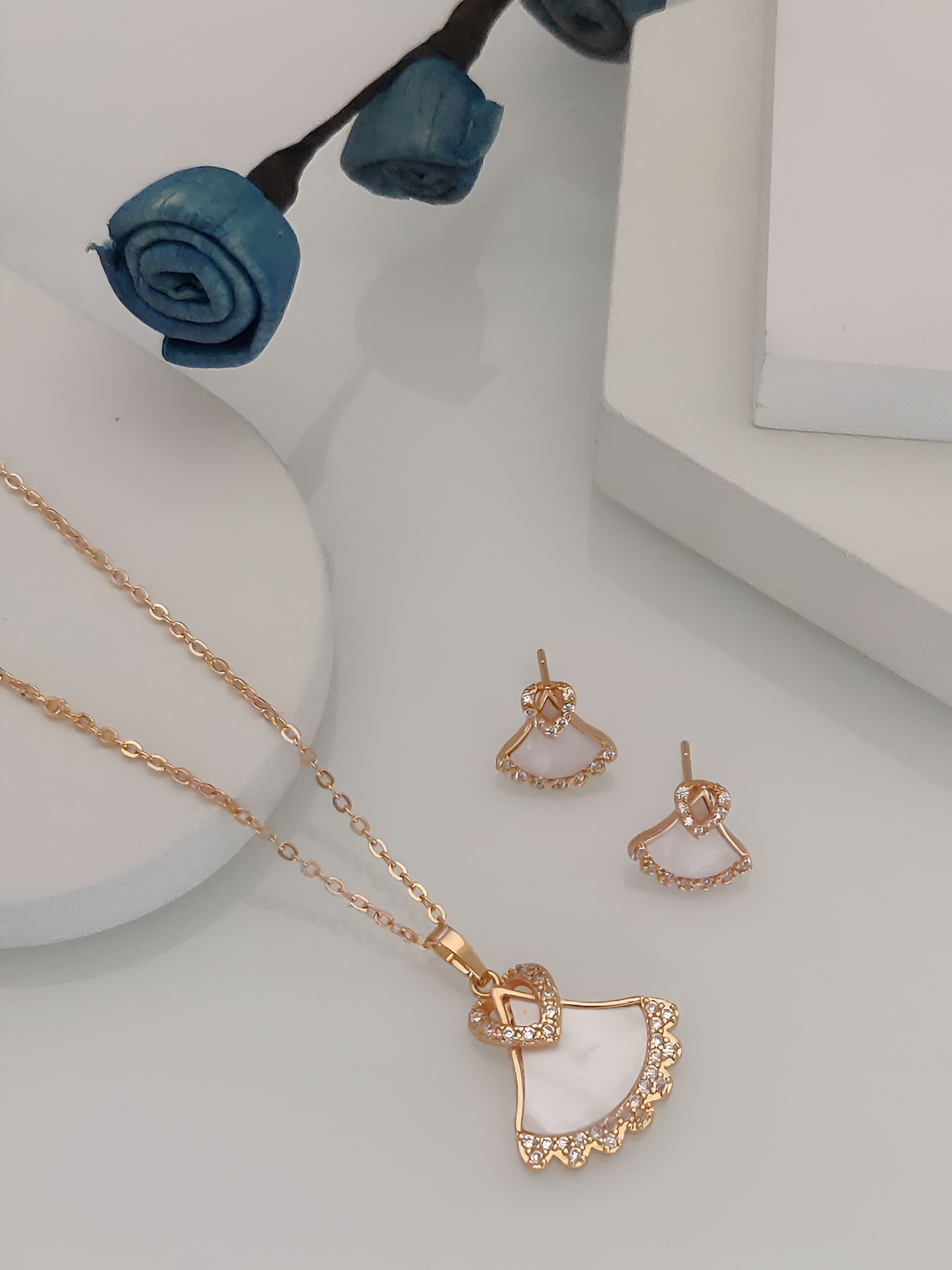 Fan-Shaped Pearl Pendant Set